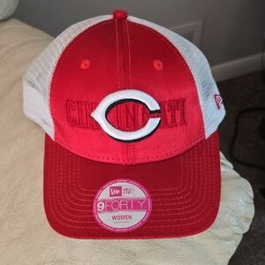 ⚾️New Era Women Red and White Cap⚾️.   PRE OWNED